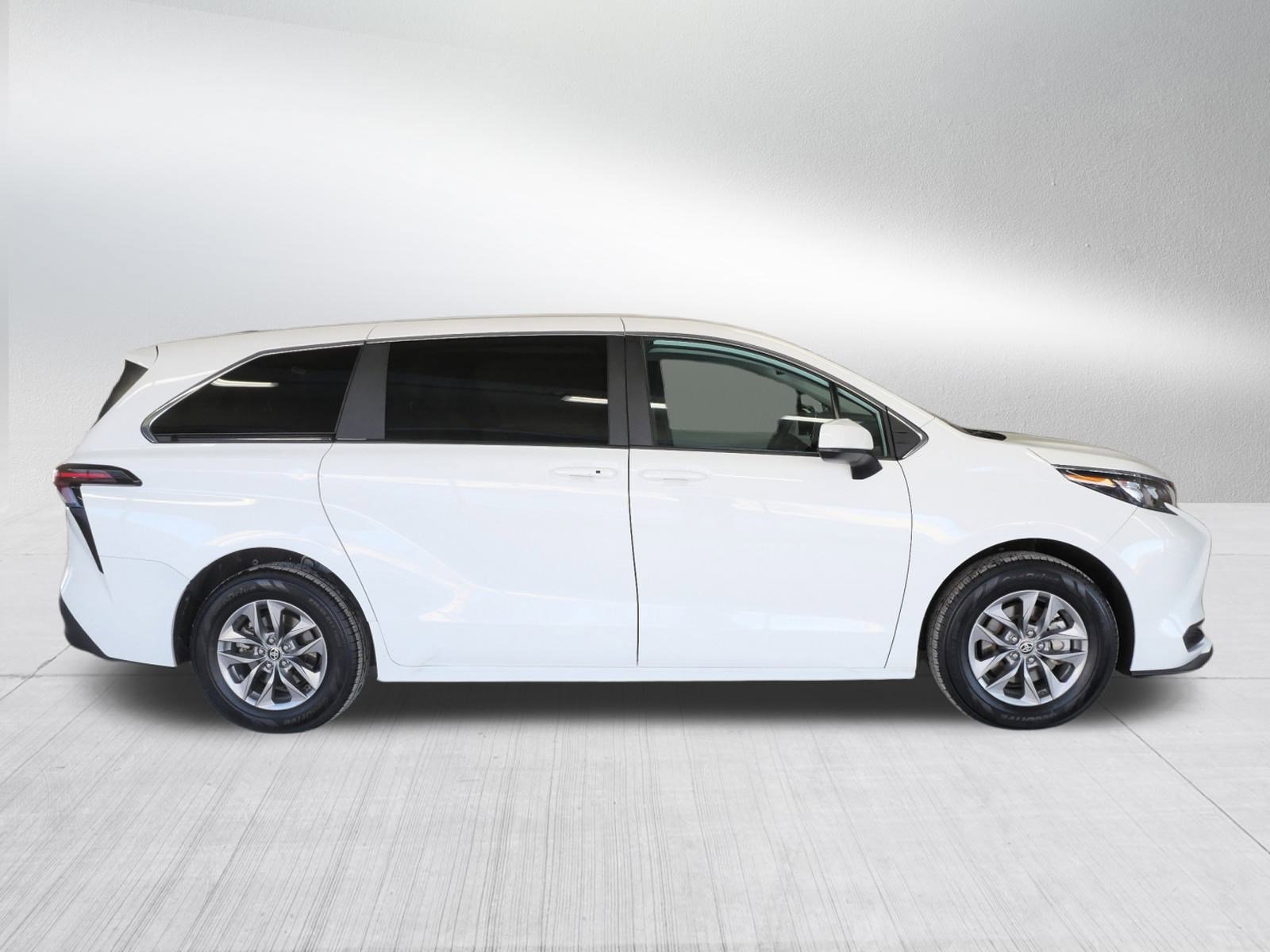 Certified 2025 Toyota Sienna LE image 9