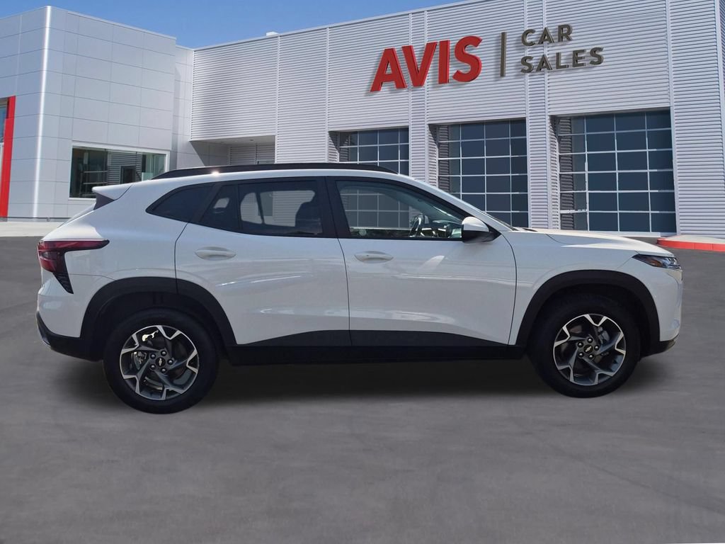 Used 2025 Chevrolet Trax LT w/ LT Convenience Package FWD image 5
