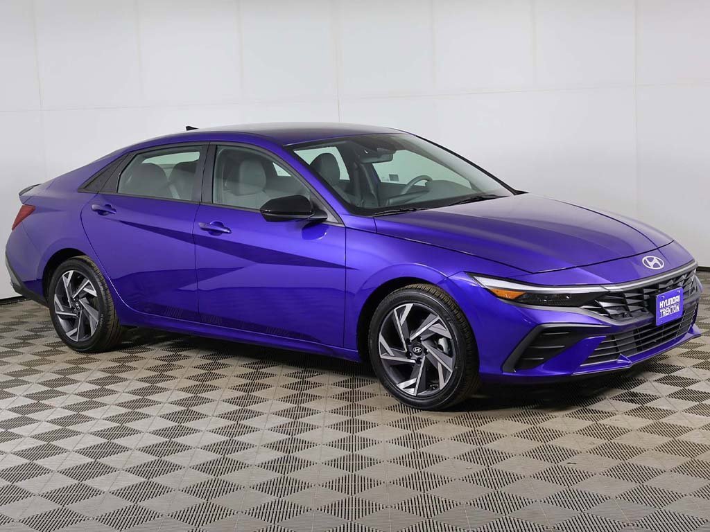 Certified 2025 Hyundai Elantra Sport image 2