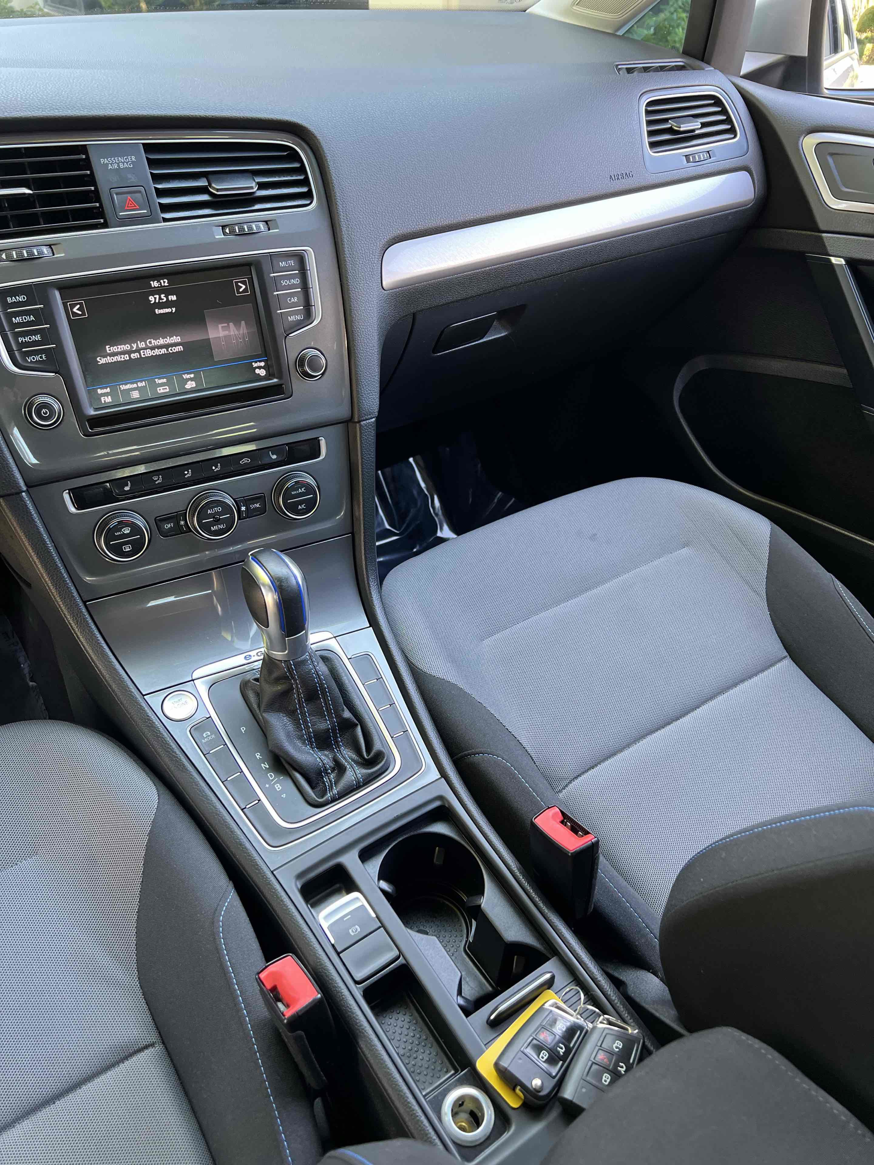 Used 2016 Volkswagen e-Golf SE w/ DC Fast Charging Package image 31