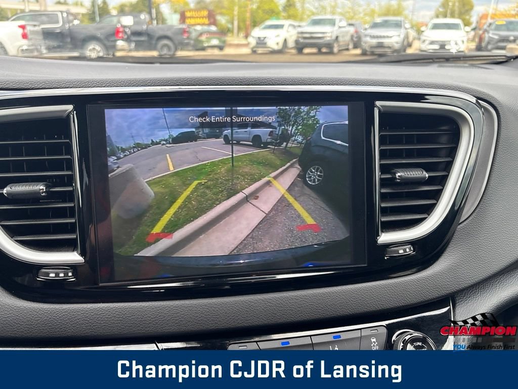 Used 2025 Chrysler Pacifica Select FWD image 25