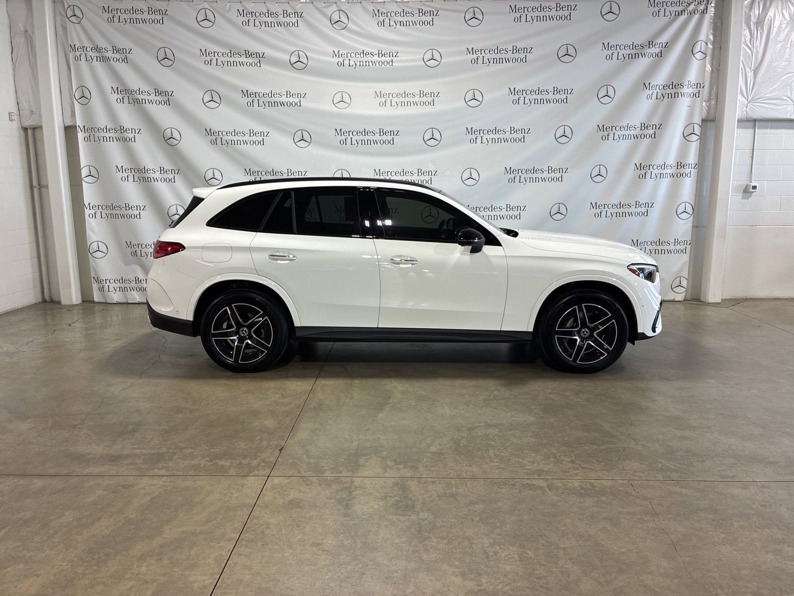 Used 2023 Mercedes-Benz GLC 300 4MATIC image 3