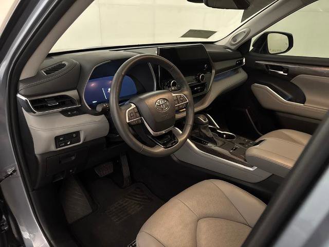 Used 2024 Toyota Highlander LE image 5