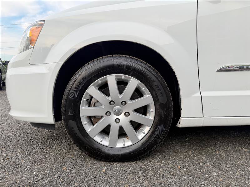 Used 2016 Chrysler Town & Country Touring FWD image 8