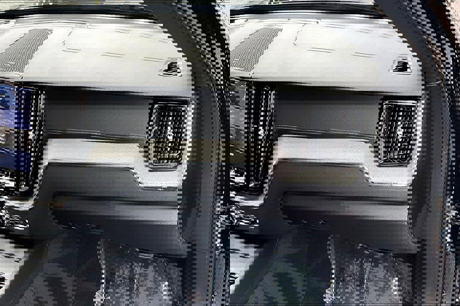 Used 2024 Volvo XC60 T8 Ultimate image 18