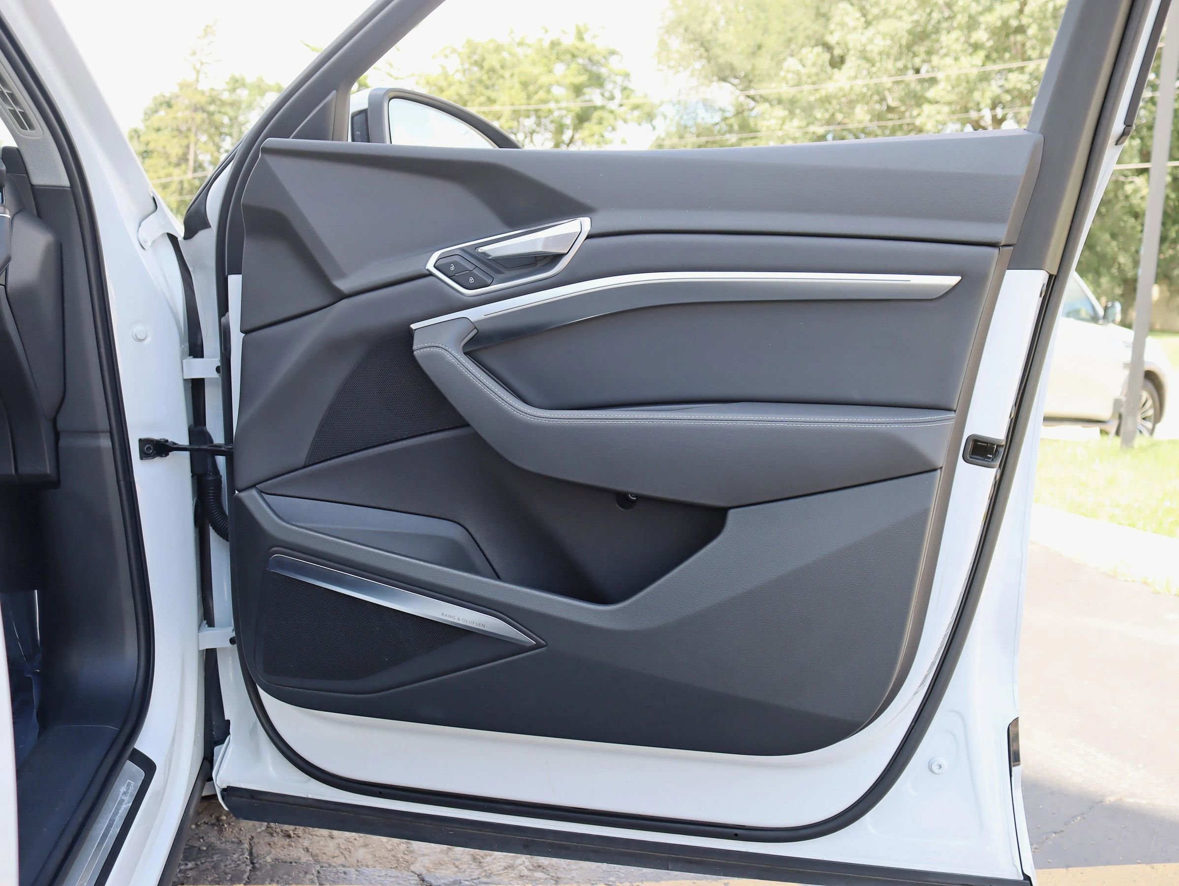 Used 2019 Audi e-tron Premium Plus image 36