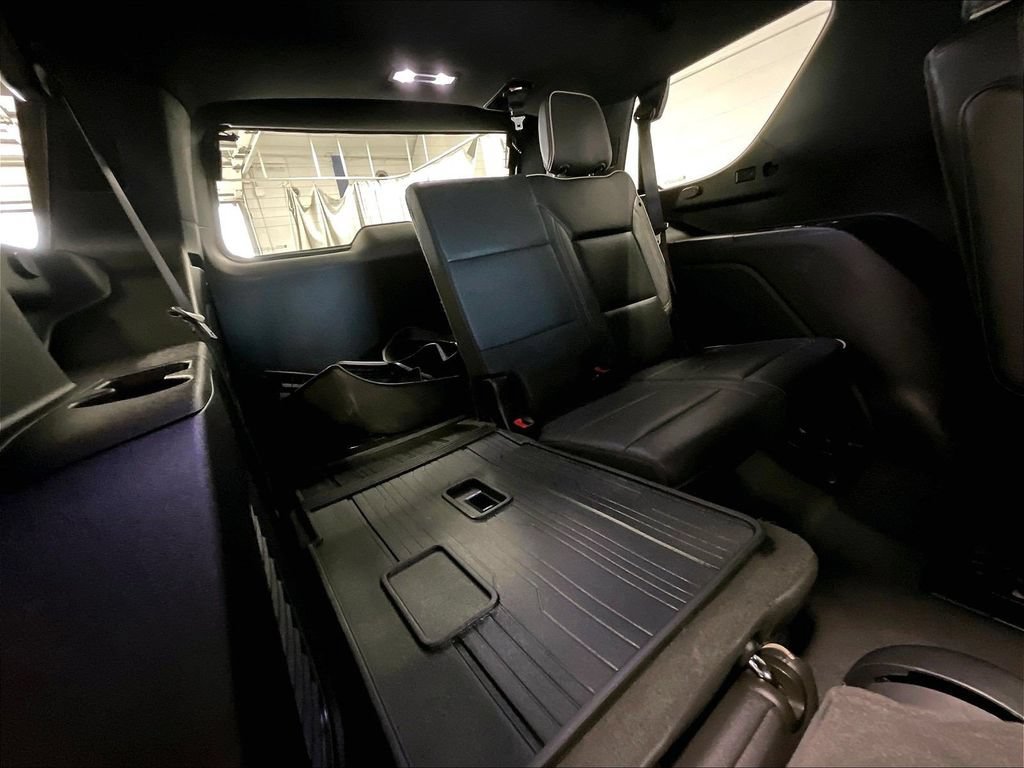 Used 2023 GMC Yukon SLT w/ SLT Premium Package AWD/4WD image 17