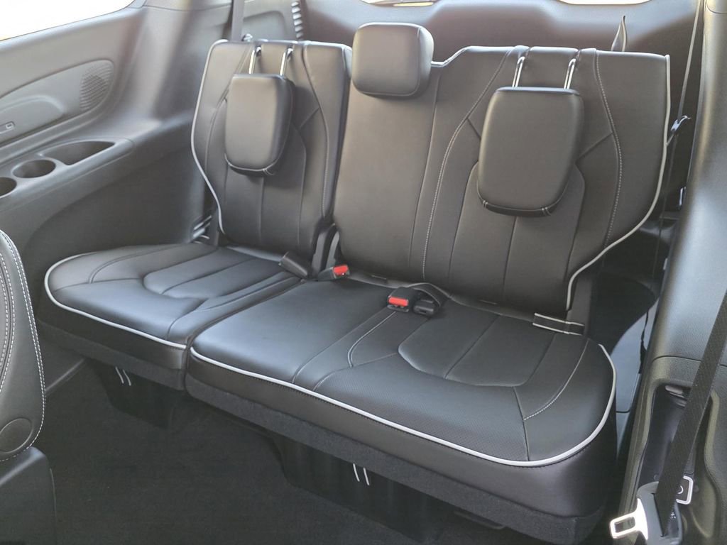 New 2026 Chrysler Pacifica Limited w/ Uconnect Theater Family Group image 17