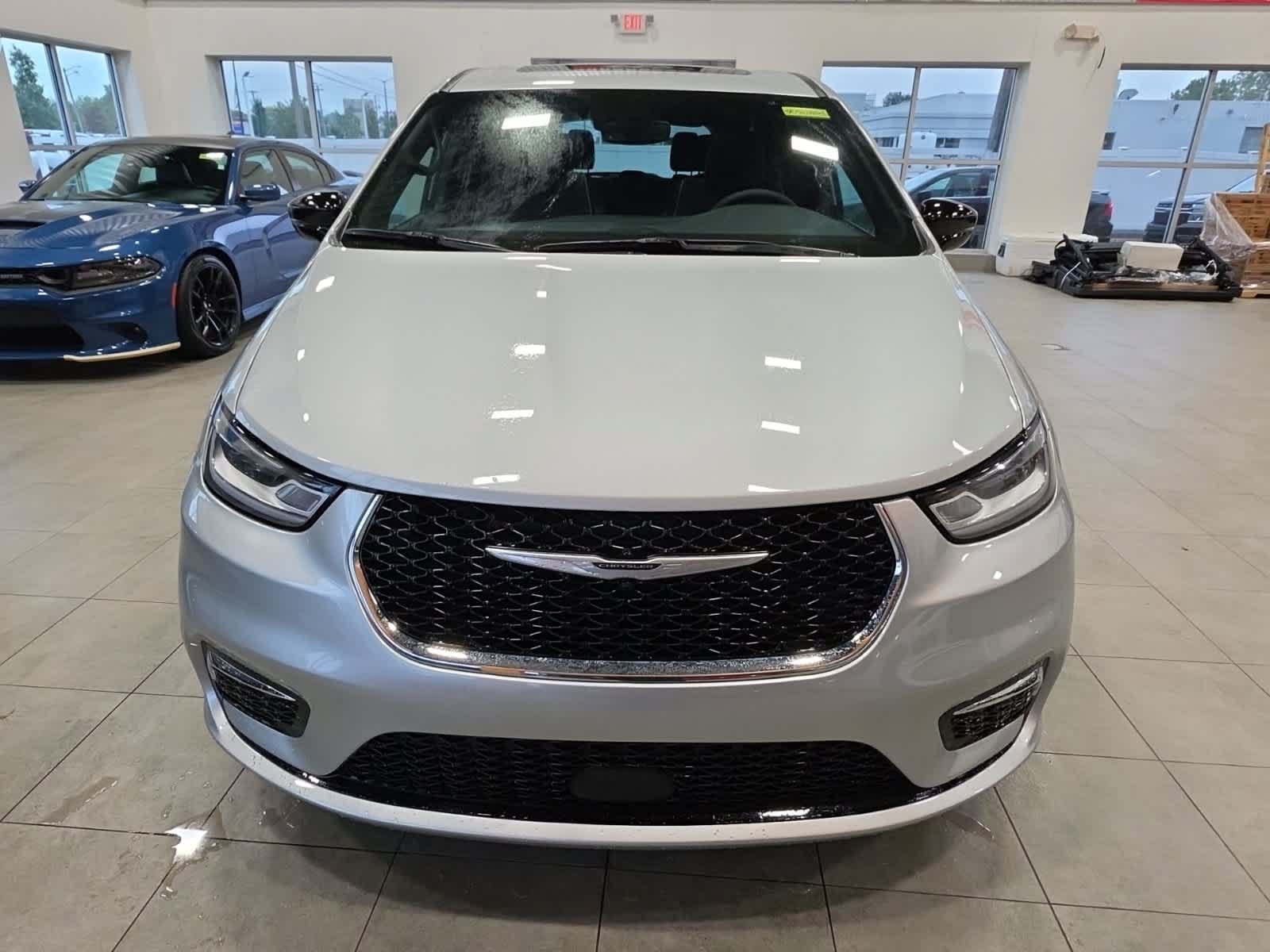 Used 2026 Chrysler Pacifica Limited FWD image 2