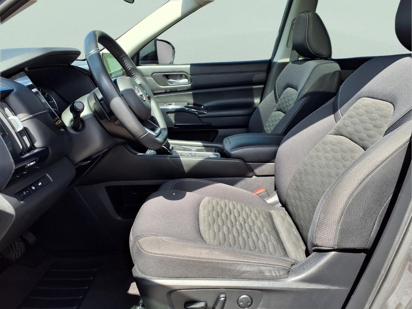 Used 2022 Nissan Pathfinder SV w/ SV Premium Package FWD image 10