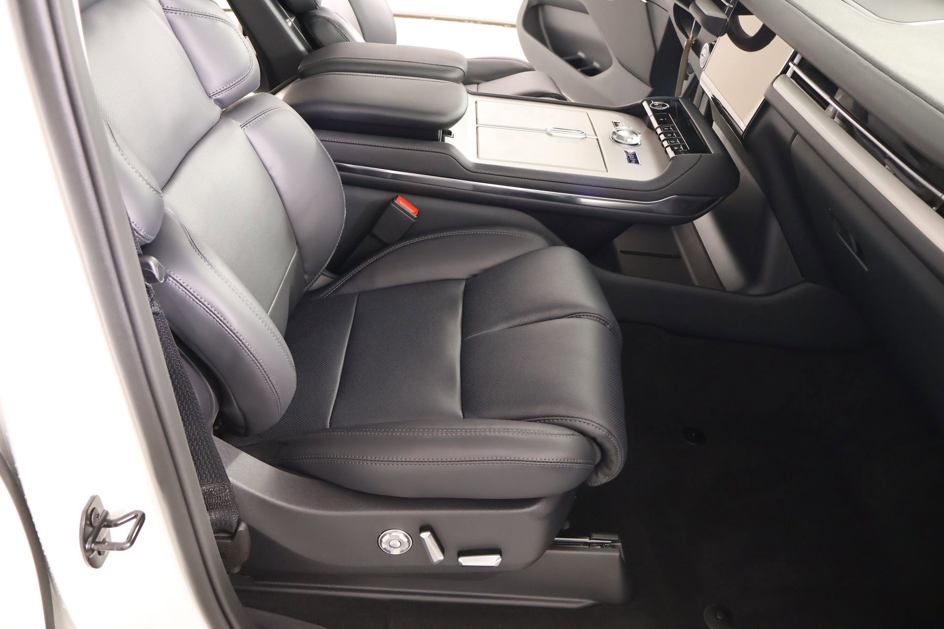 New 2026 Lincoln Navigator L Premier AWD/4WD image 14