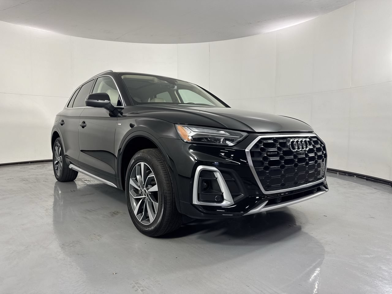 Used 2023 Audi Q5 2.0T Premium Plus w/ Premium Plus Package AWD/4WD image 4