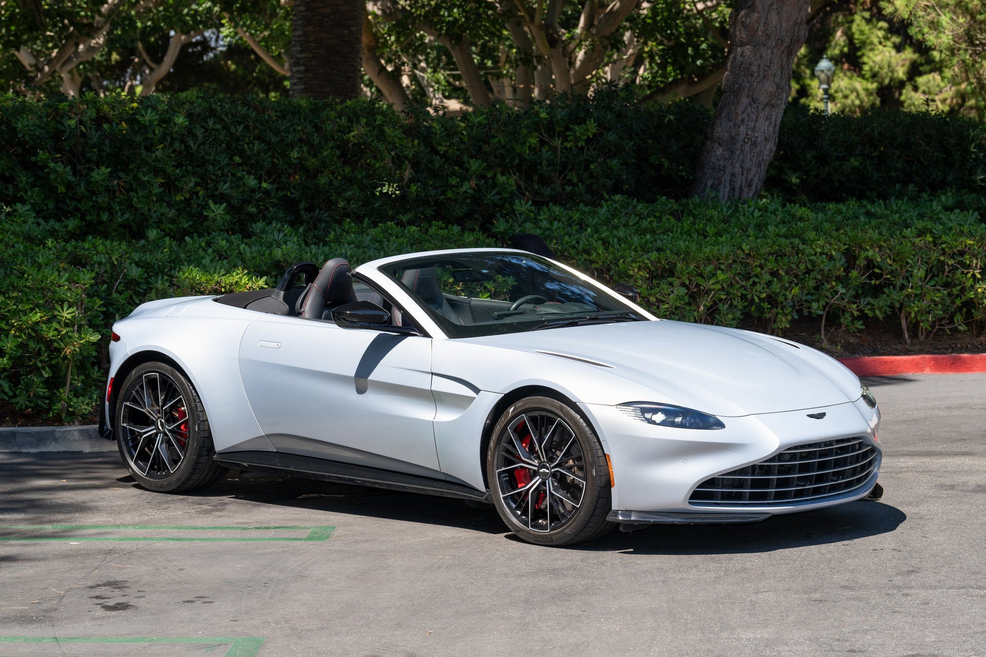 Used 2023 Aston Martin V8 Vantage Roadster image 1