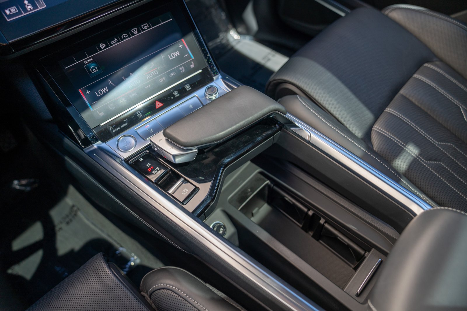 Used 2019 Audi e-tron Prestige w/ Prestige Package AWD/4WD image 18