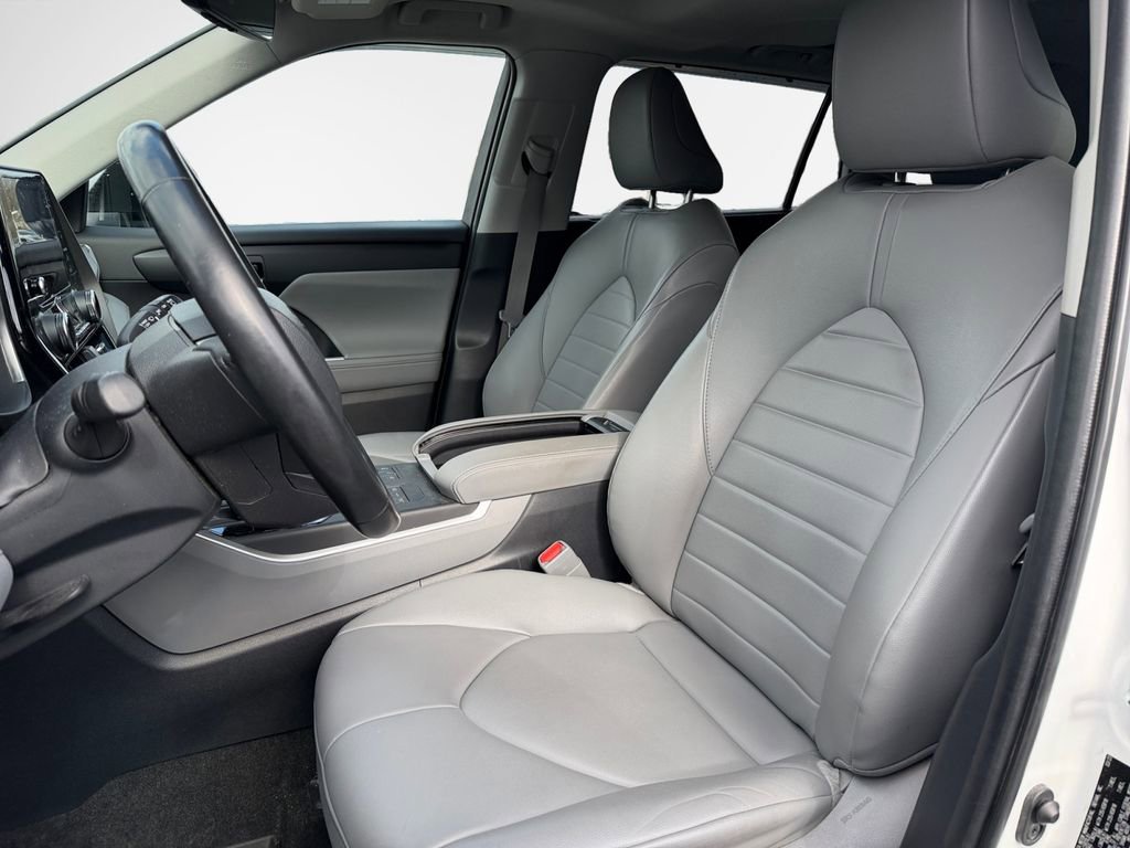 Used 2023 Toyota Highlander XLE image 12