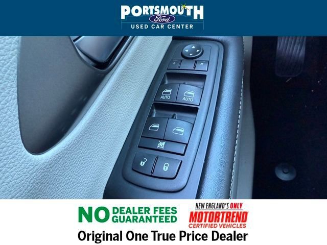 Used 2024 Chrysler Pacifica Touring-L image 26