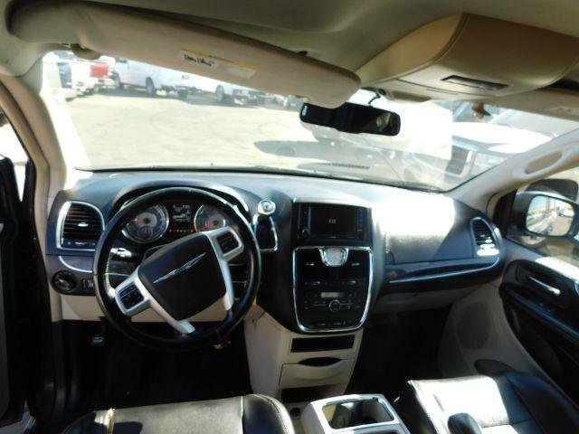 Used 2014 Chrysler Town & Country Touring FWD image 15