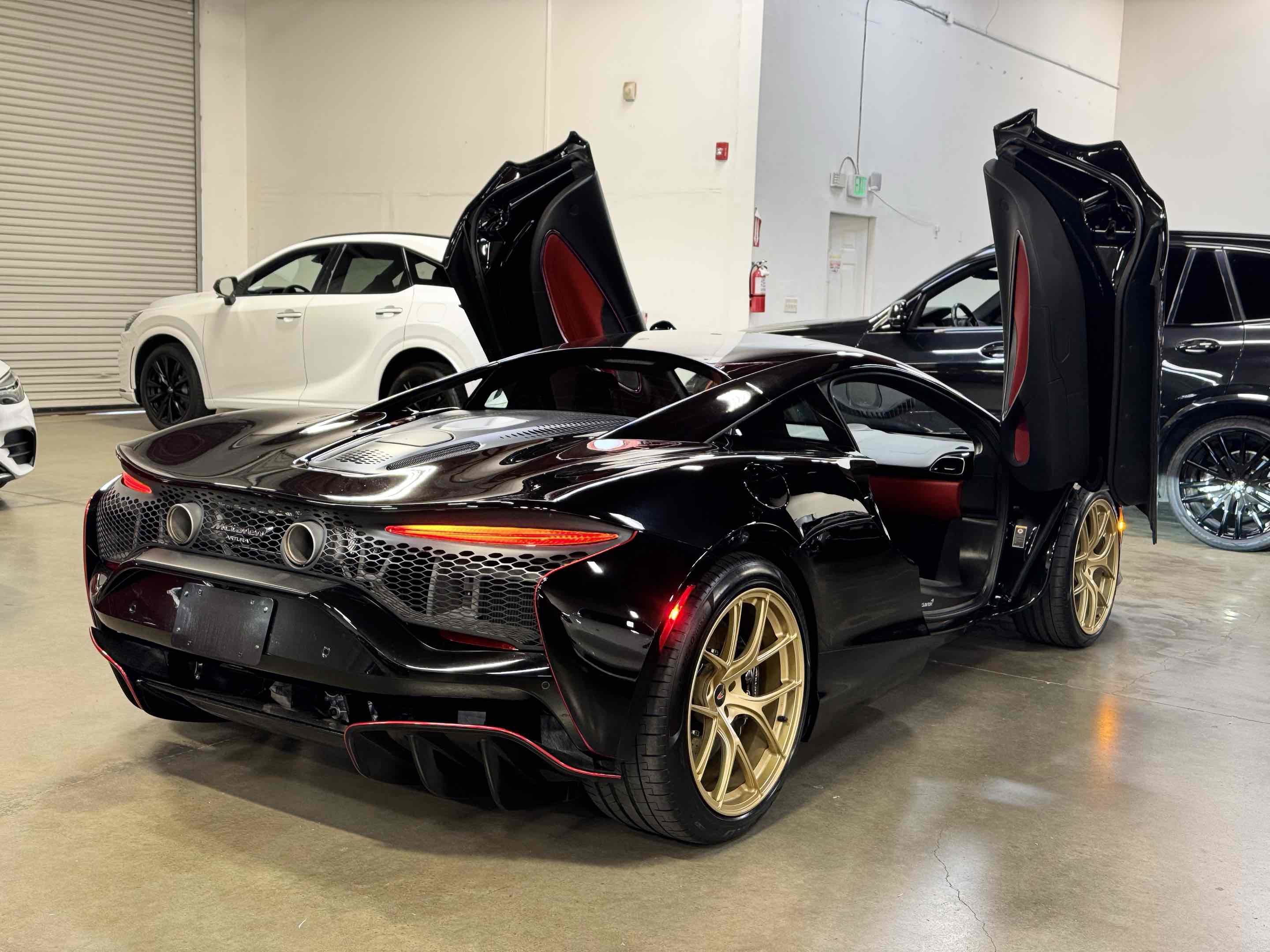 Used 2023 McLaren Artura image 14