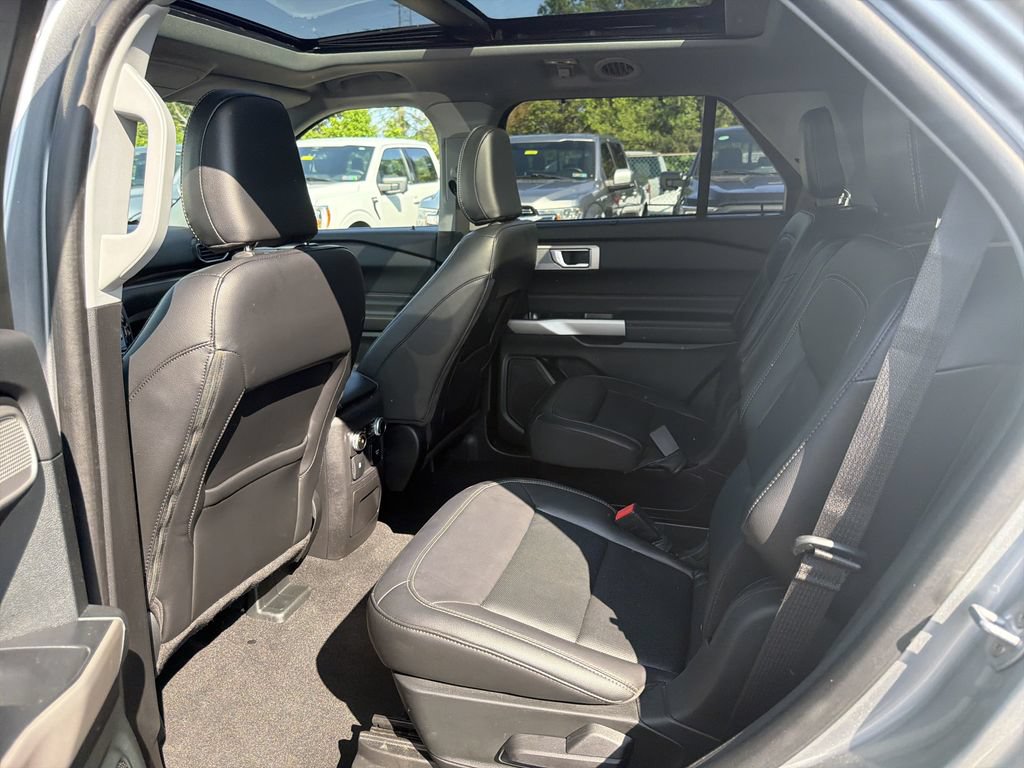 Used 2024 Ford Explorer Limited w/ Equipment Group 301A AWD/4WD image 13