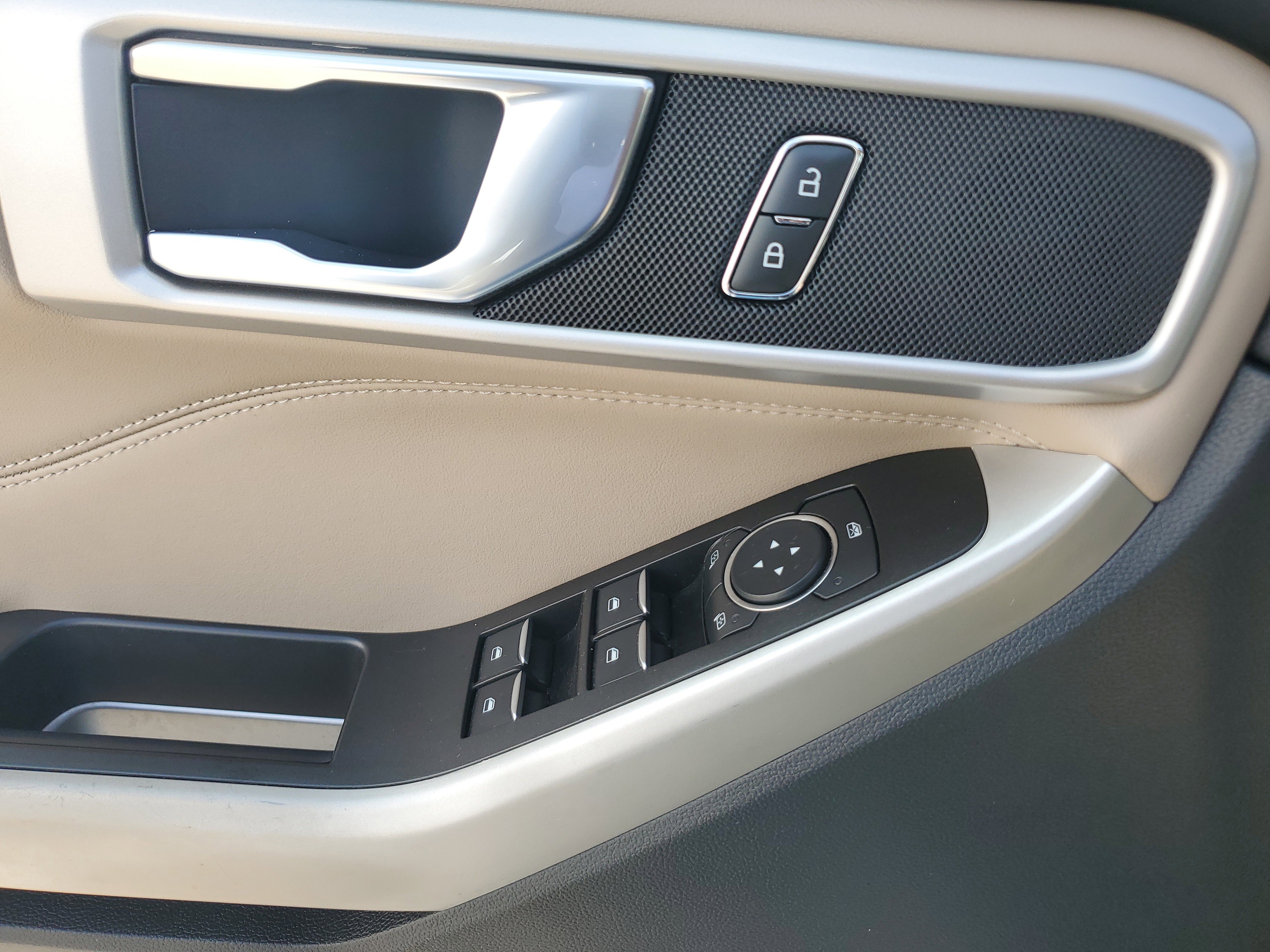 Used 2022 Ford Explorer XLT image 29