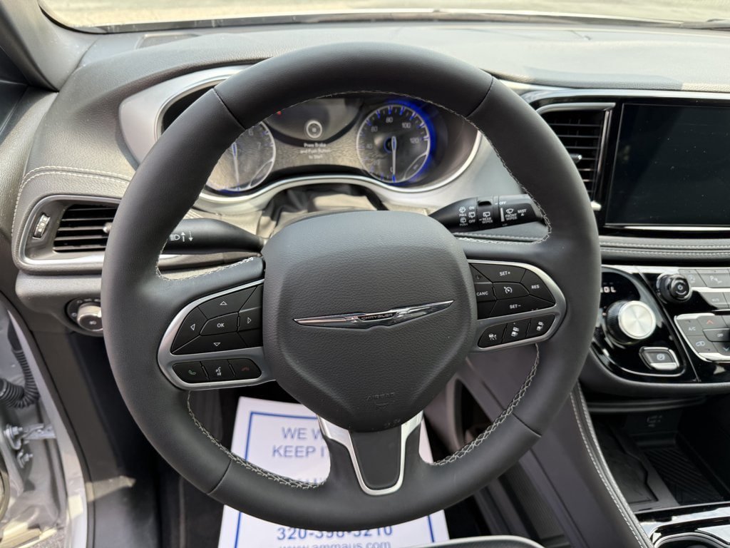 Used 2026 Chrysler Pacifica Limited FWD image 19