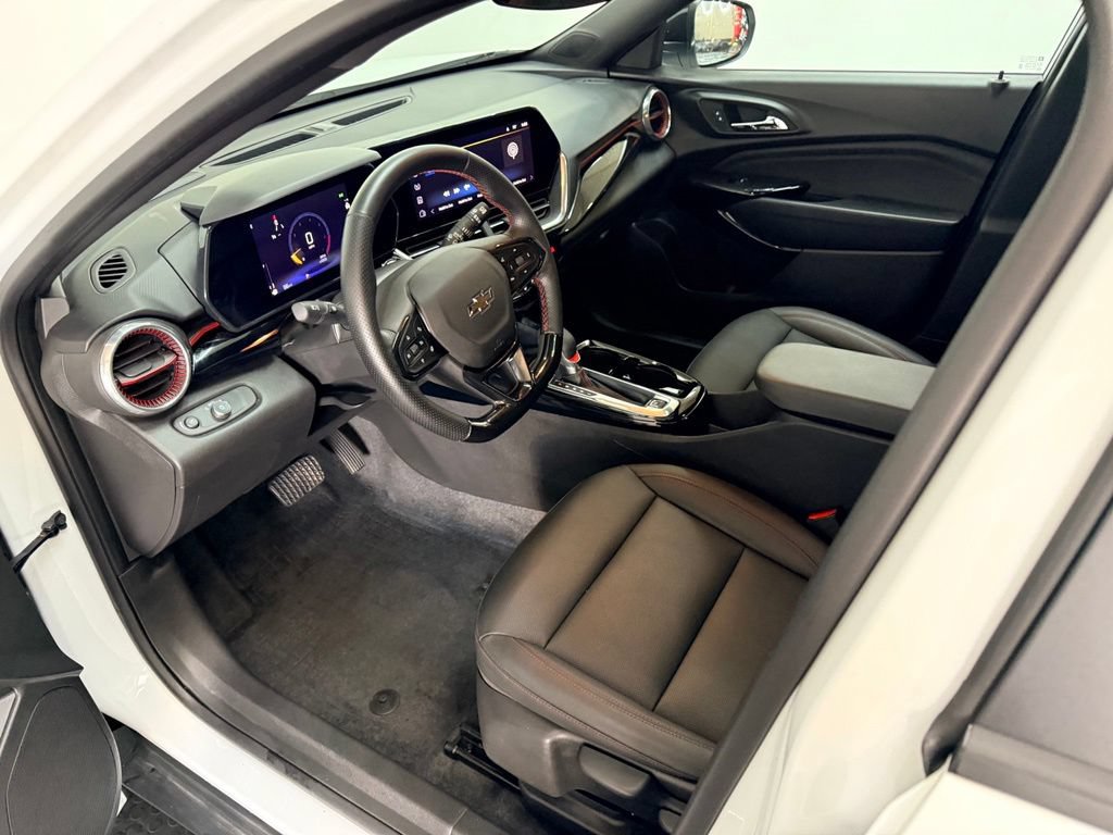 Used 2024 Chevrolet Trax RS w/ Sunroof Package FWD image 14