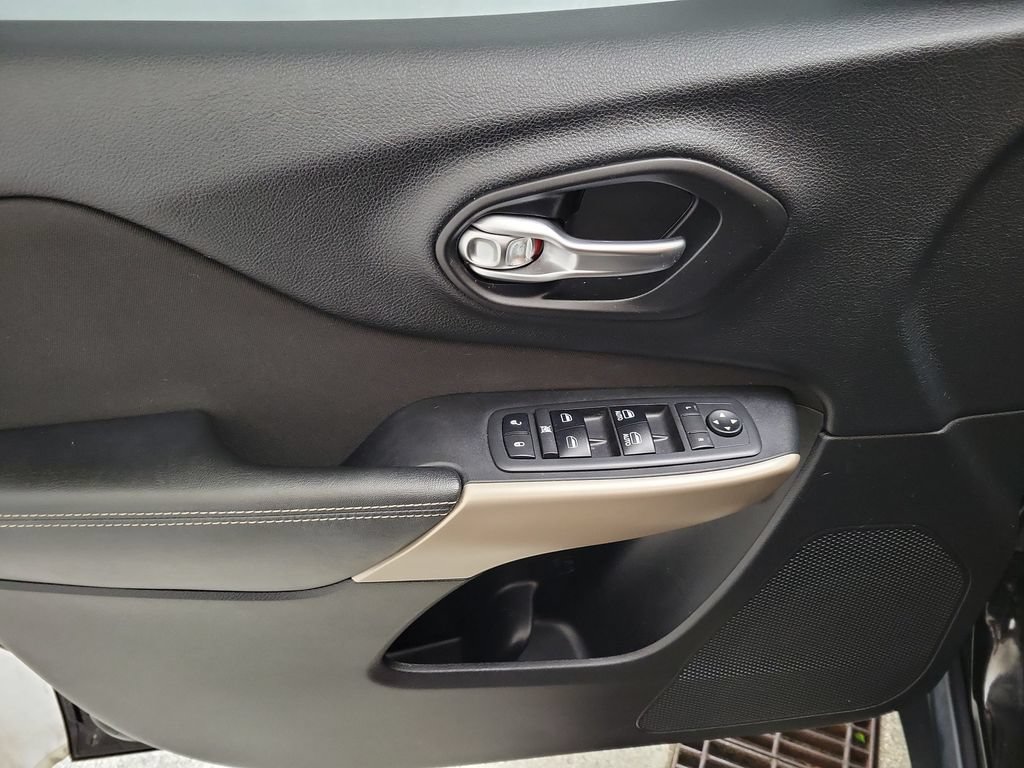 Used 2017 Jeep Cherokee Latitude w/ Cold Weather Group FWD image 18