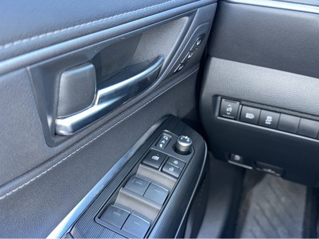 Used 2024 Toyota Venza XLE image 33