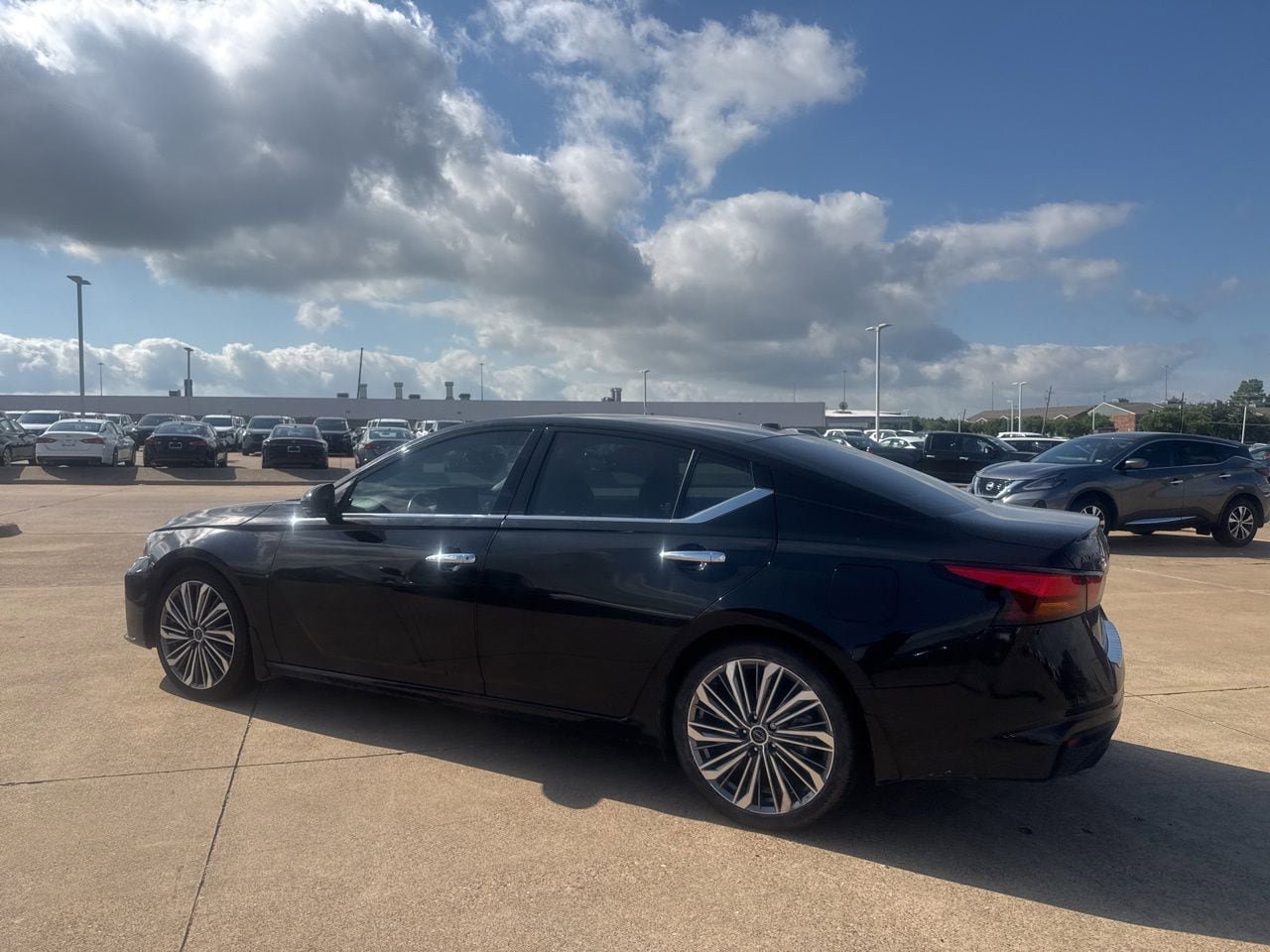 Used 2023 Nissan Altima 2.5 SL FWD image 12
