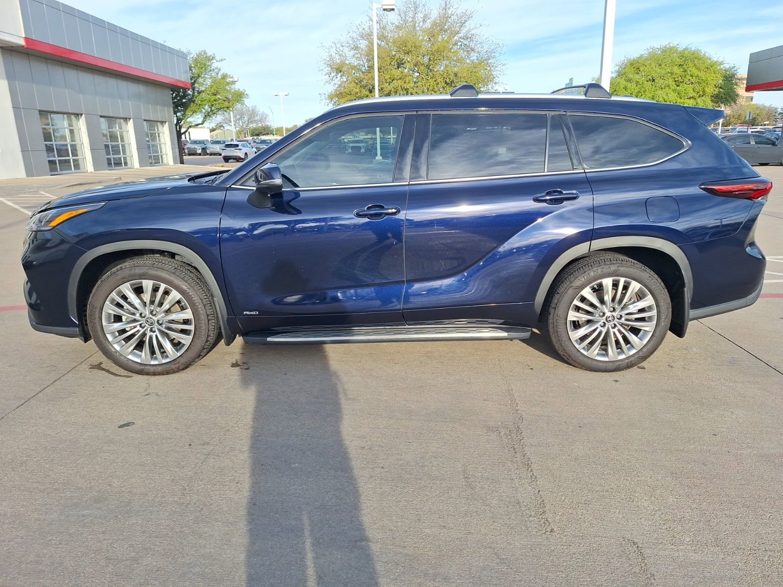 Used 2025 Toyota Highlander Platinum image 3