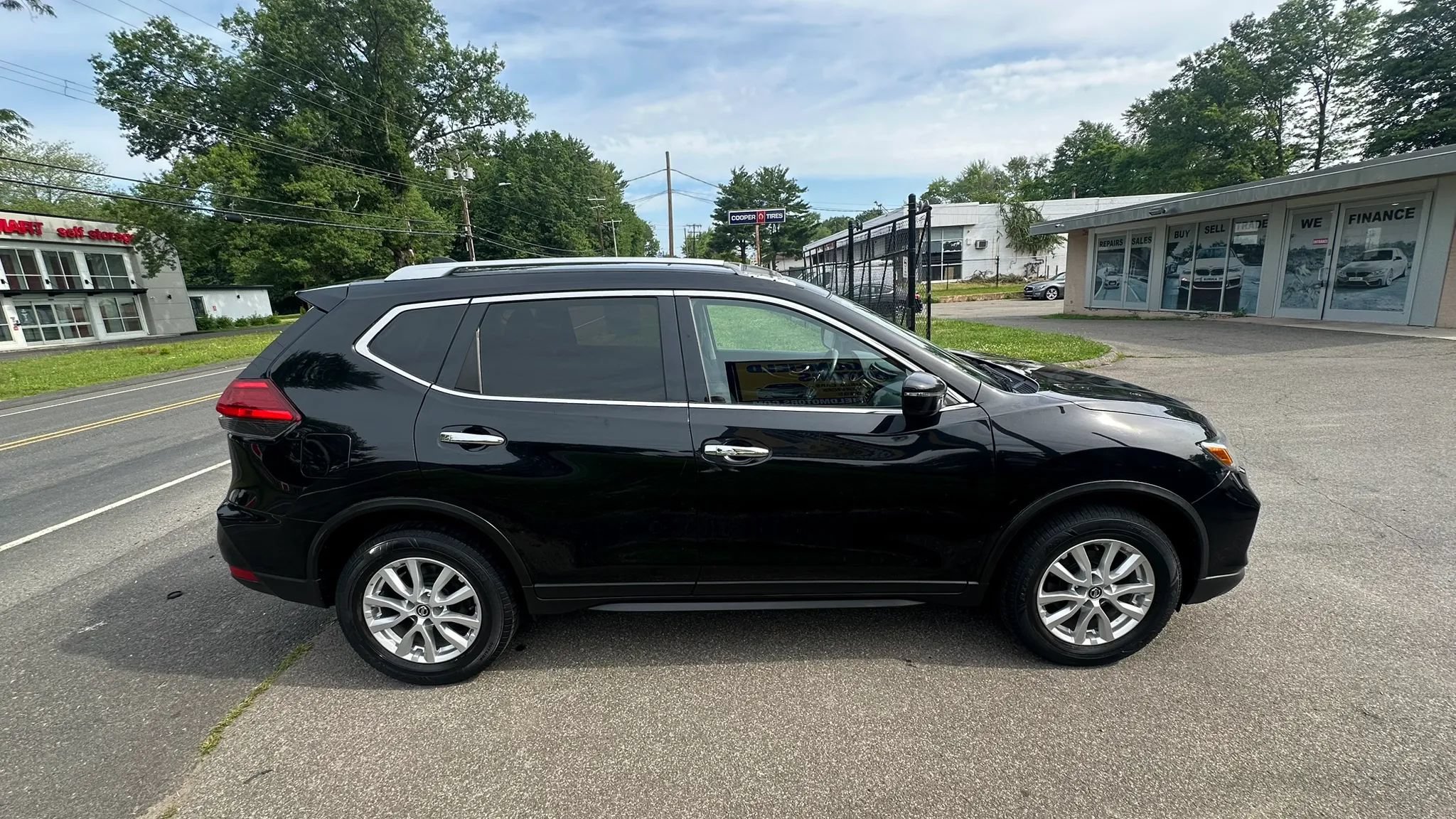Used 2017 Nissan Rogue SV AWD/4WD image 4