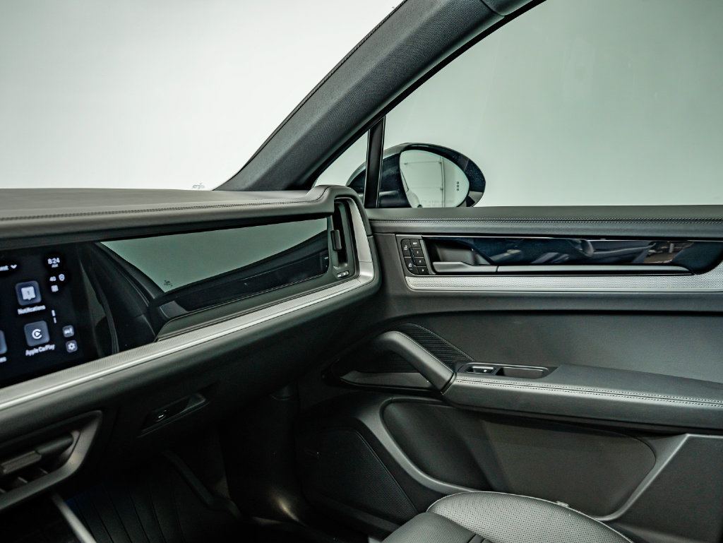 Certified 2025 Porsche Cayenne E-Hybrid Coupe AWD/4WD image 32