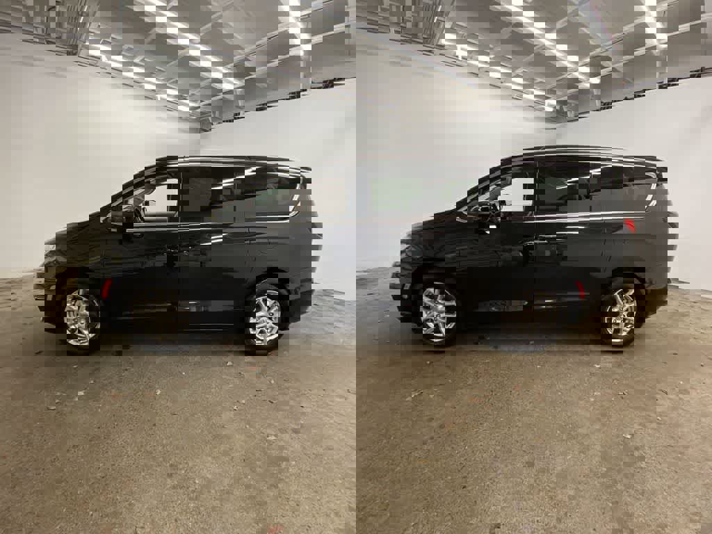 Used 2024 Chrysler Pacifica Touring-L image 3