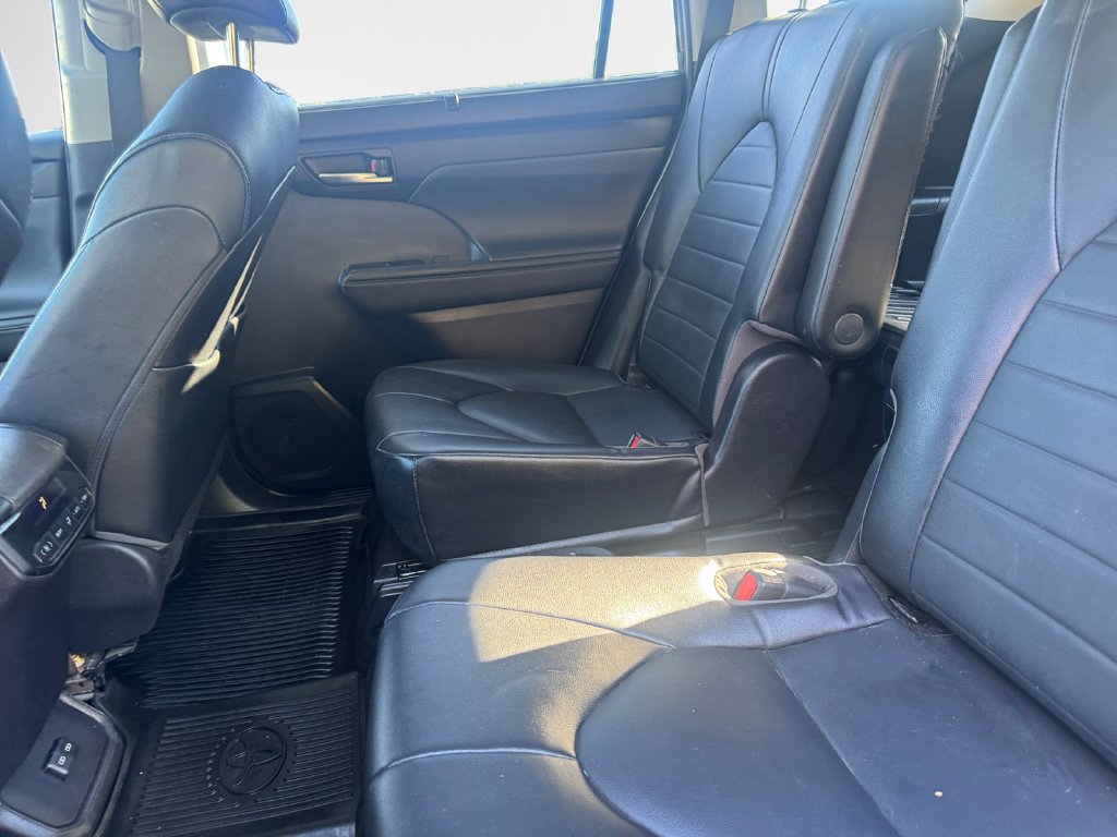 Used 2022 Toyota Highlander XLE AWD/4WD image 23
