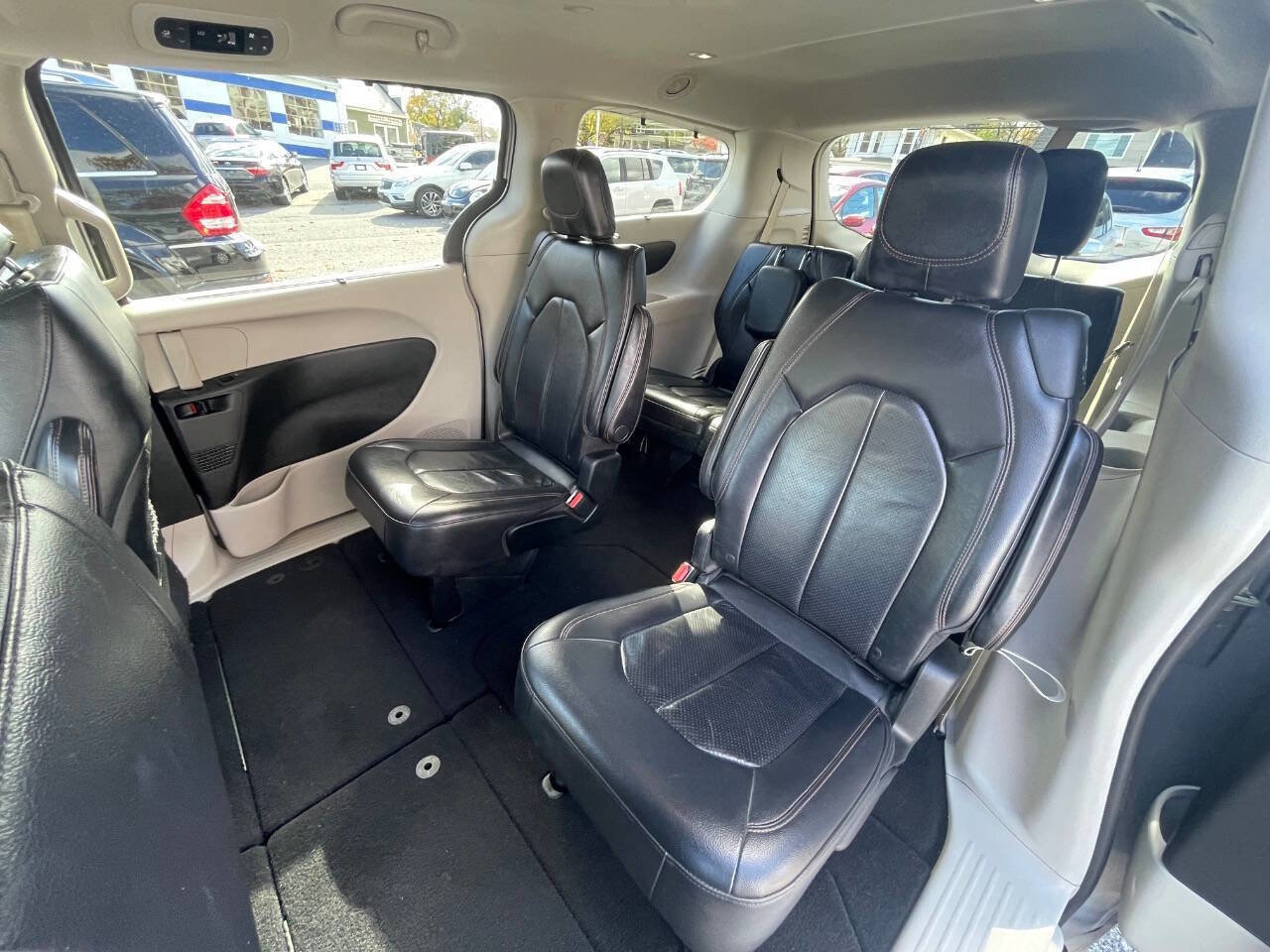 Used 2018 Chrysler Pacifica Touring-L image 26