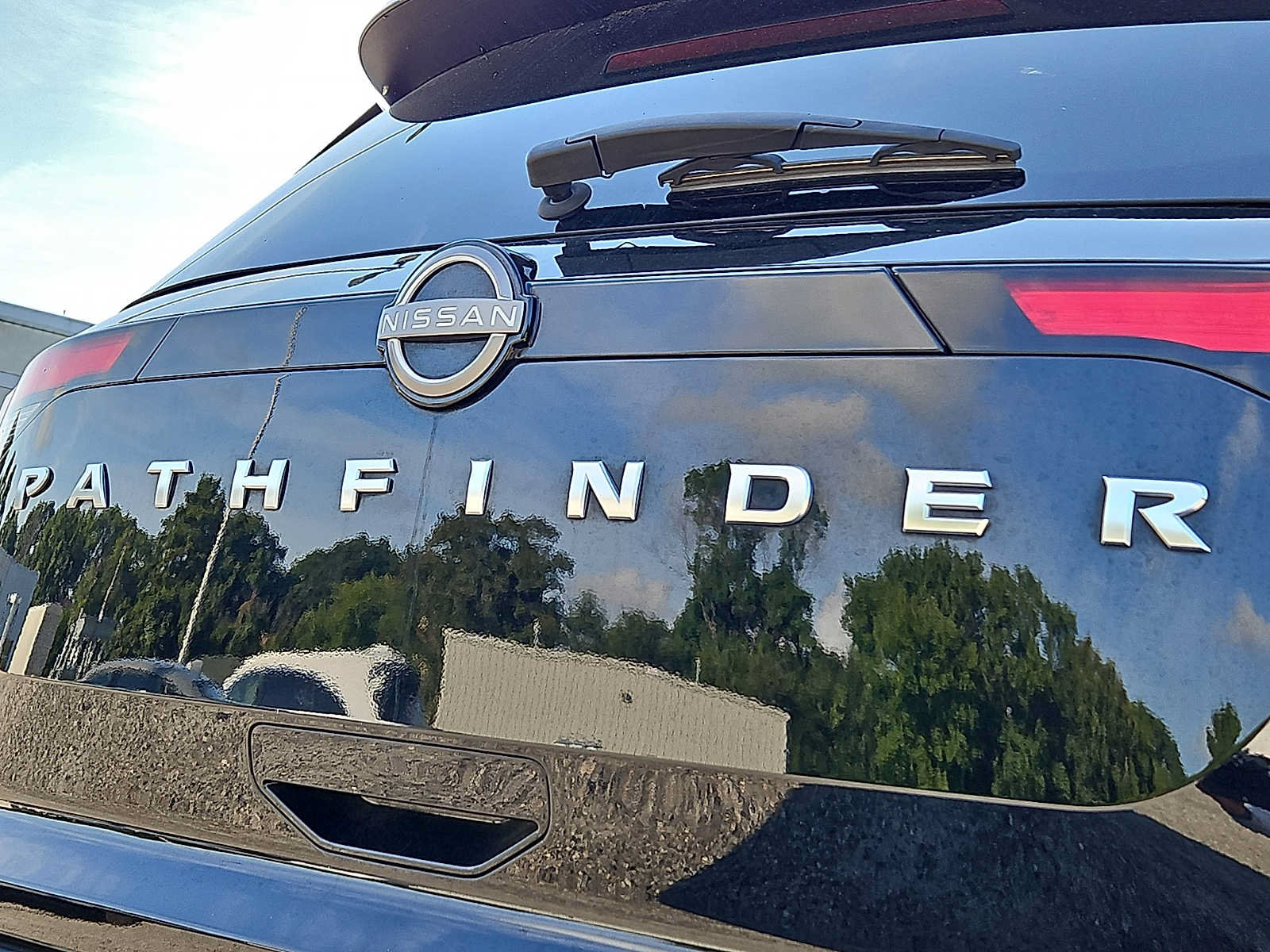 Used 2025 Nissan Pathfinder SV FWD image 34