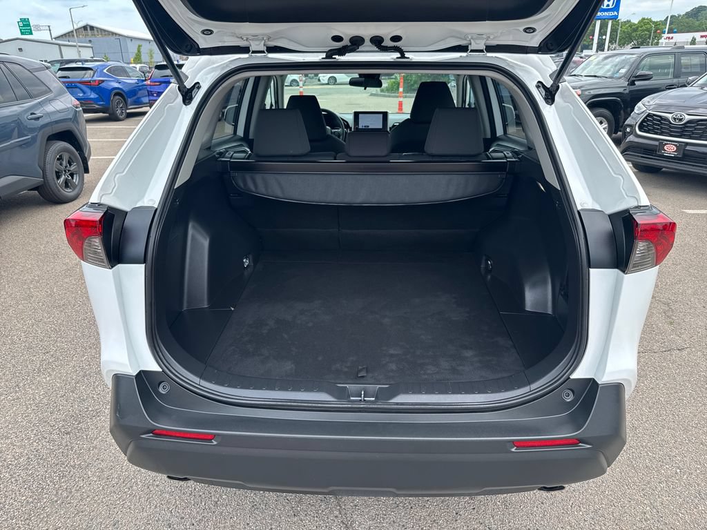 Used 2025 Toyota RAV4 XLE AWD/4WD image 7
