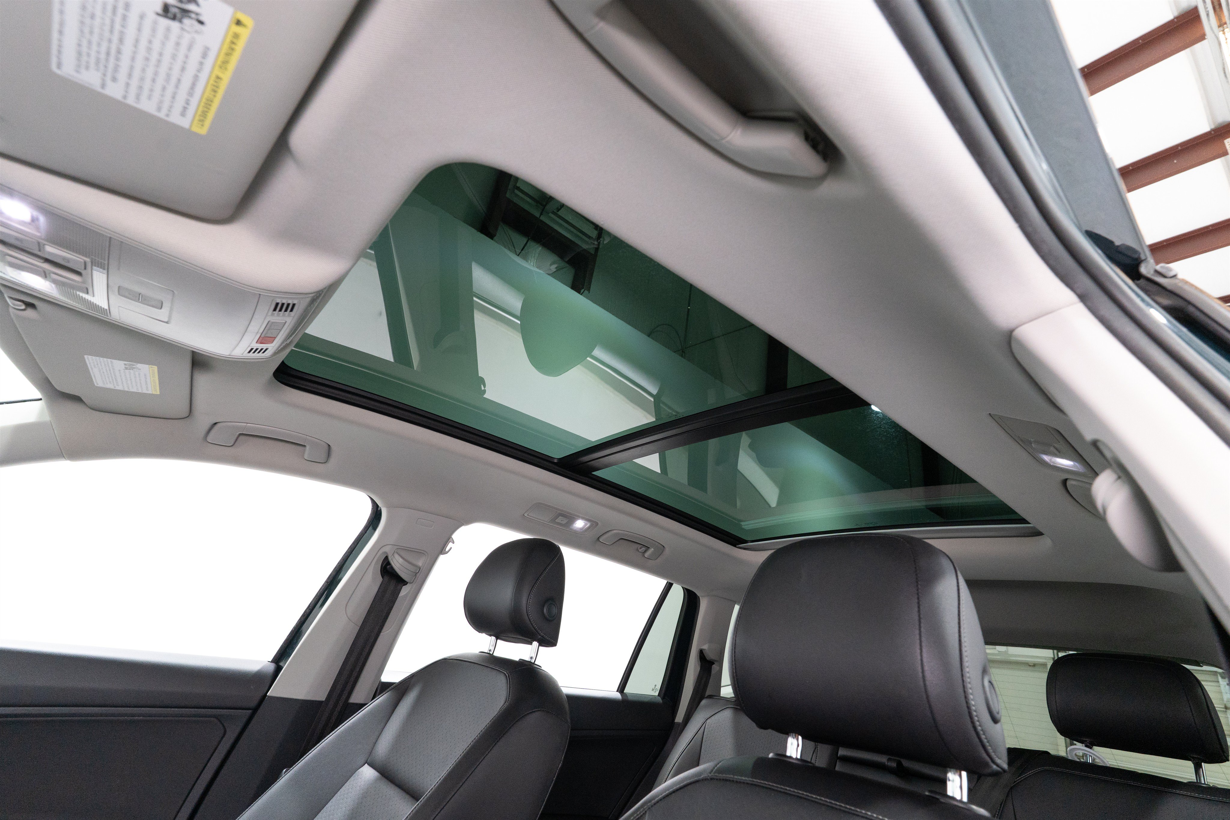 Used 2018 Volkswagen Tiguan SE w/ Panoramic Sunroof Package FWD image 16