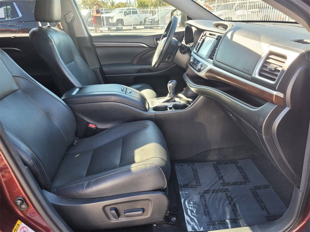 Used 2015 Toyota Highlander Limited image 16