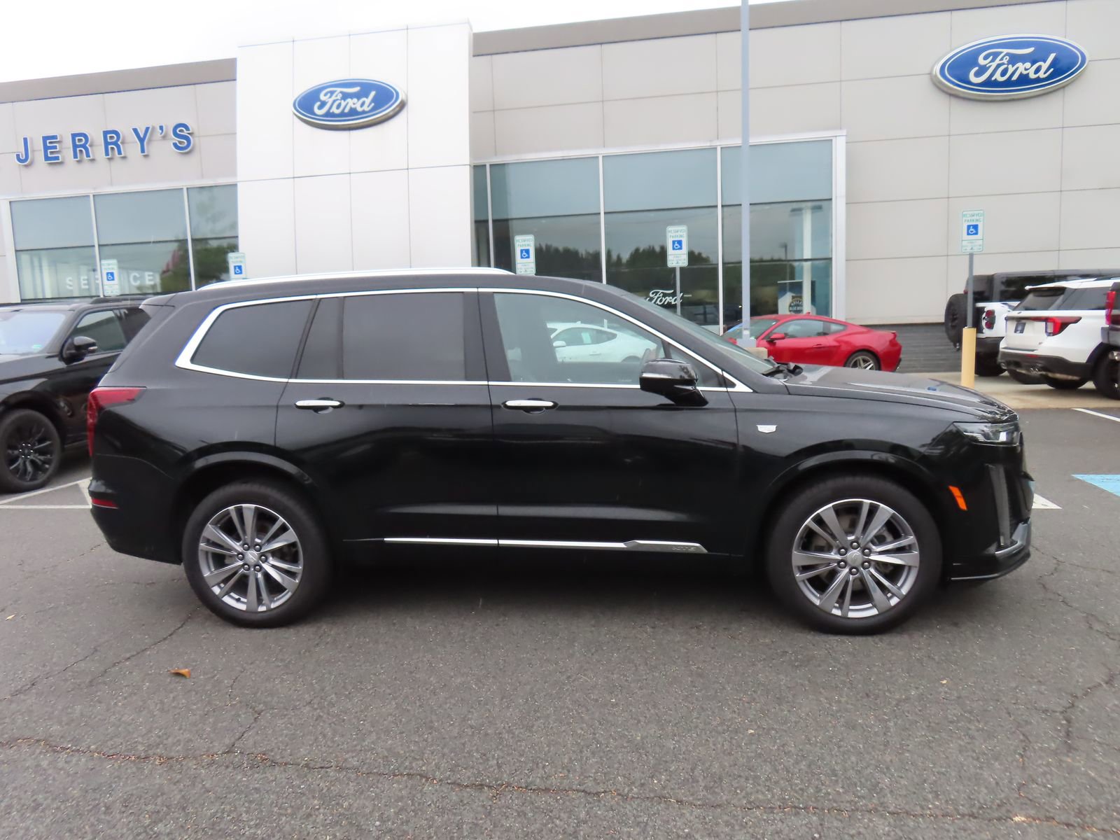 Used 2023 Cadillac XT6 Premium Luxury w/ Technology Package AWD/4WD image 4