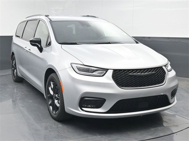 New 2026 Chrysler Pacifica Select w/ S Appearance Package