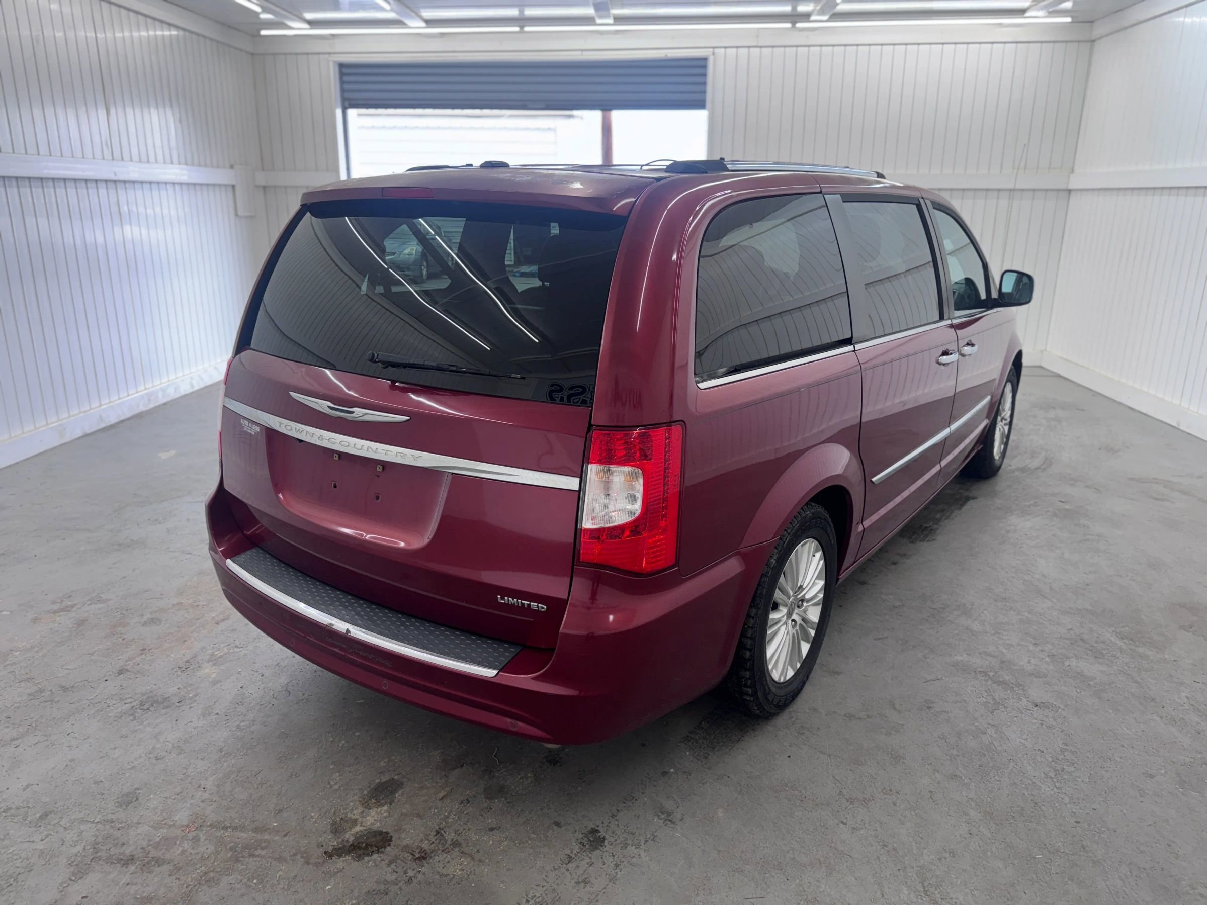 Used 2012 Chrysler Town & Country Limited w/ Luxury Group image 5