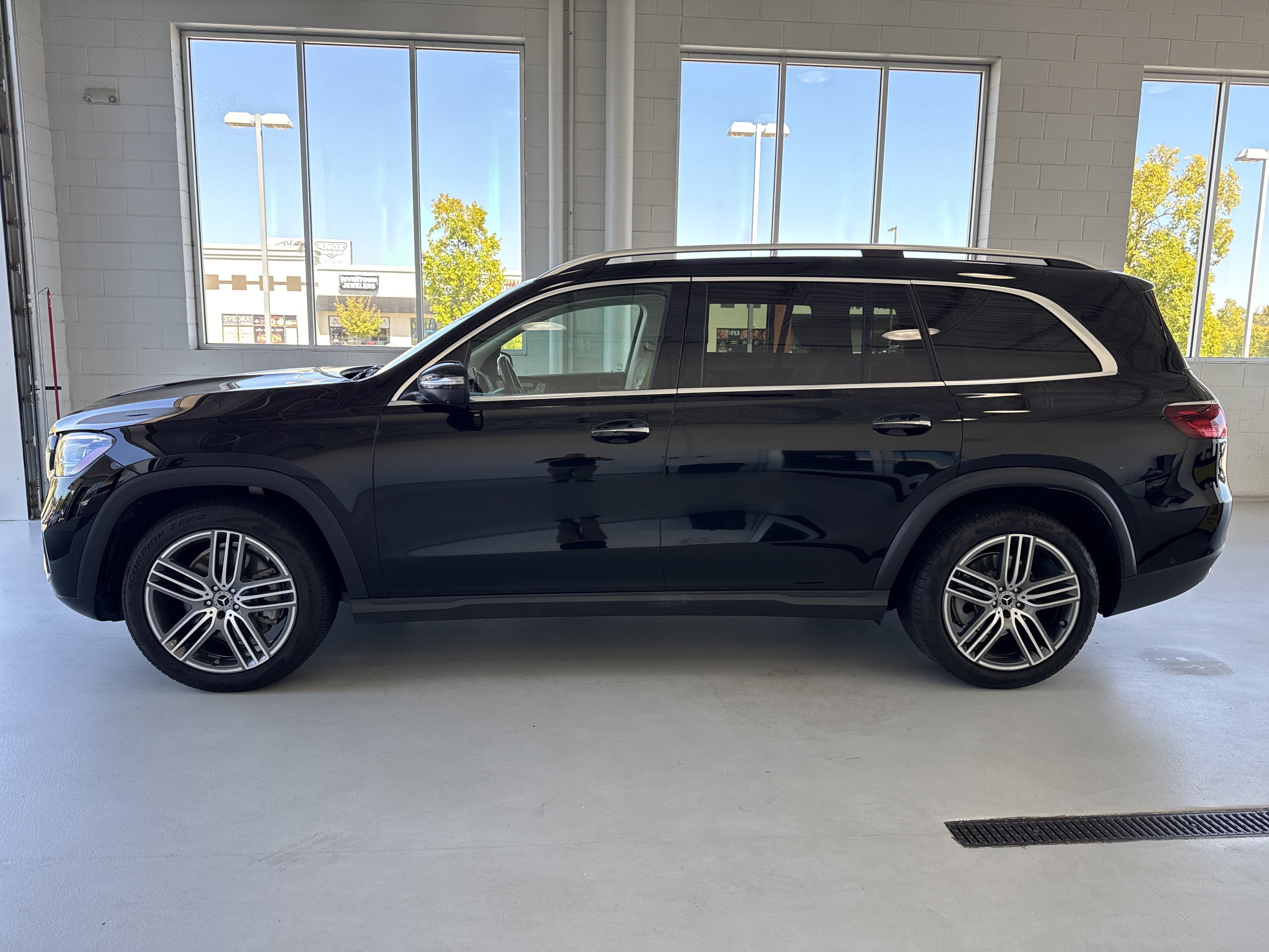 Used 2024 Mercedes-Benz GLS 450 4MATIC image 2
