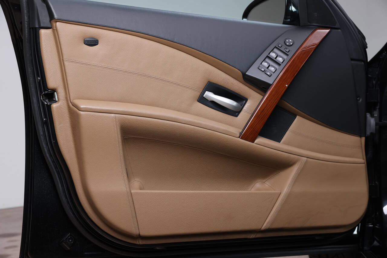 Used 2006 BMW M5 image 99