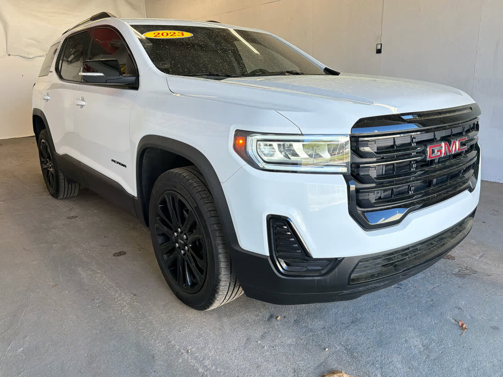 Used 2023 GMC Acadia SLE w/ Driver Convenience Package image 4