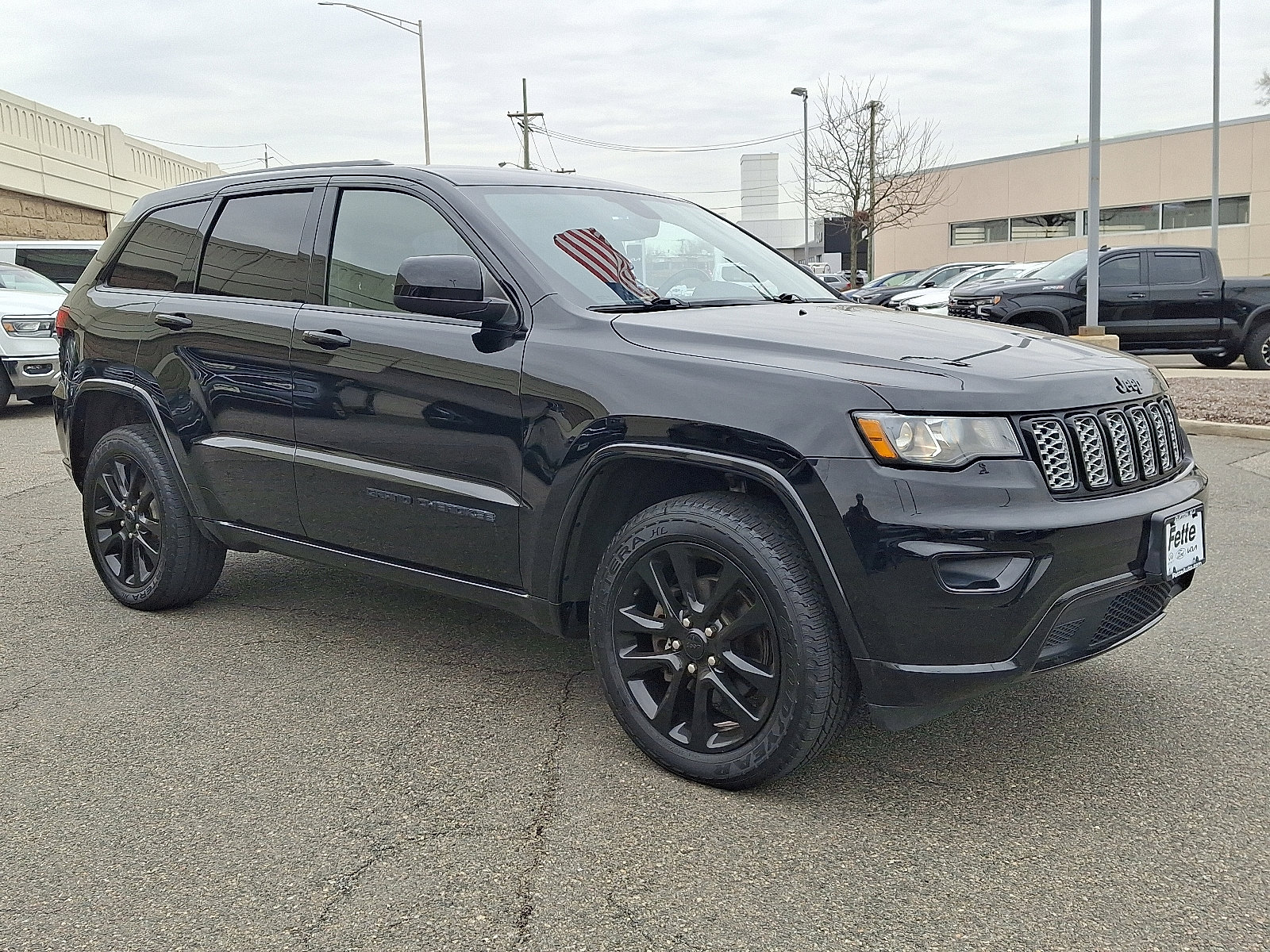 Used 2017 Jeep Grand Cherokee Altitude image 3