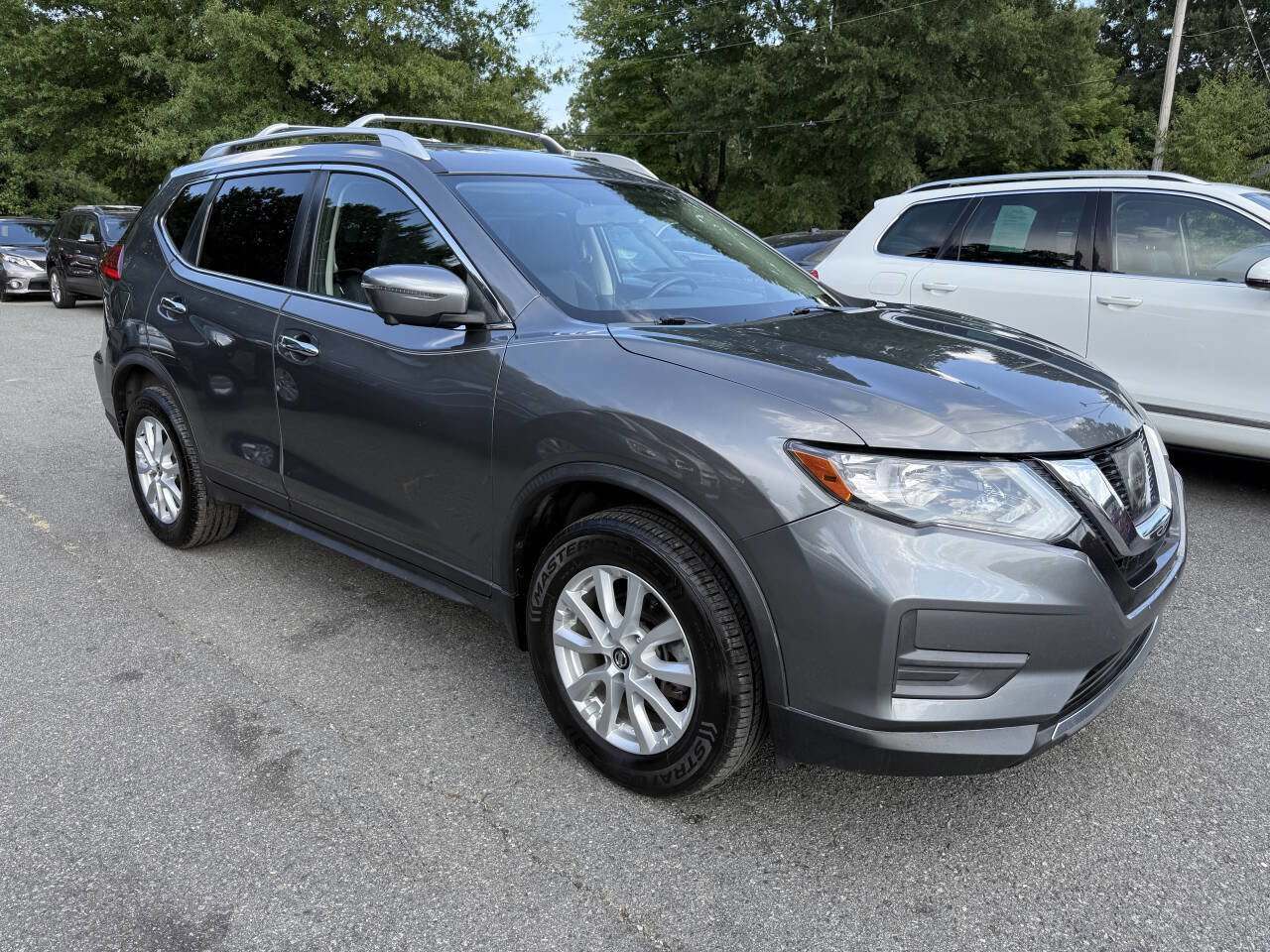 Used 2017 Nissan Rogue SV w/ SV Premium Package image 4