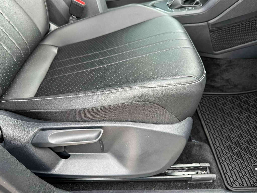 Used 2024 Volkswagen Tiguan SE image 25