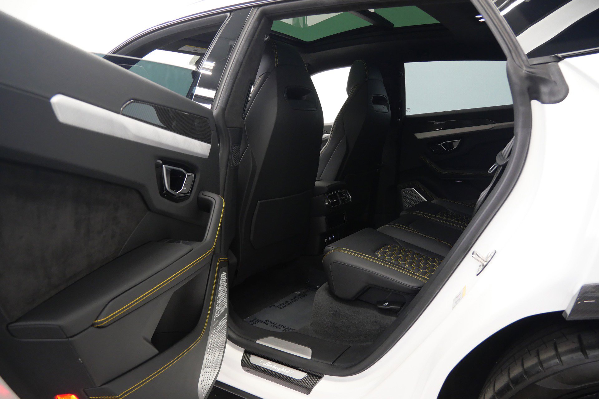 Used 2021 Lamborghini Urus AWD/4WD image 32