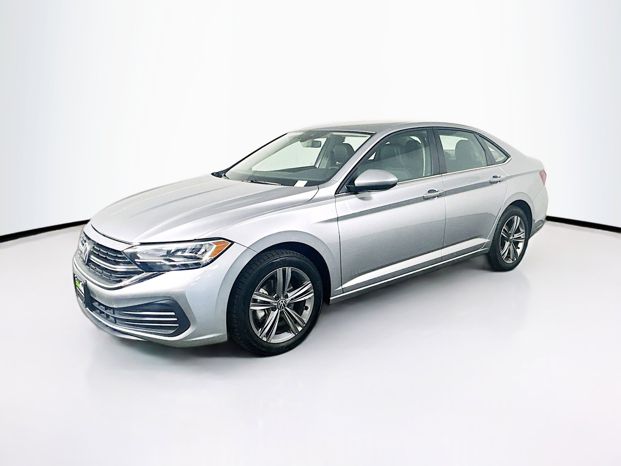 Used 2024 Volkswagen Jetta SE FWD image 3